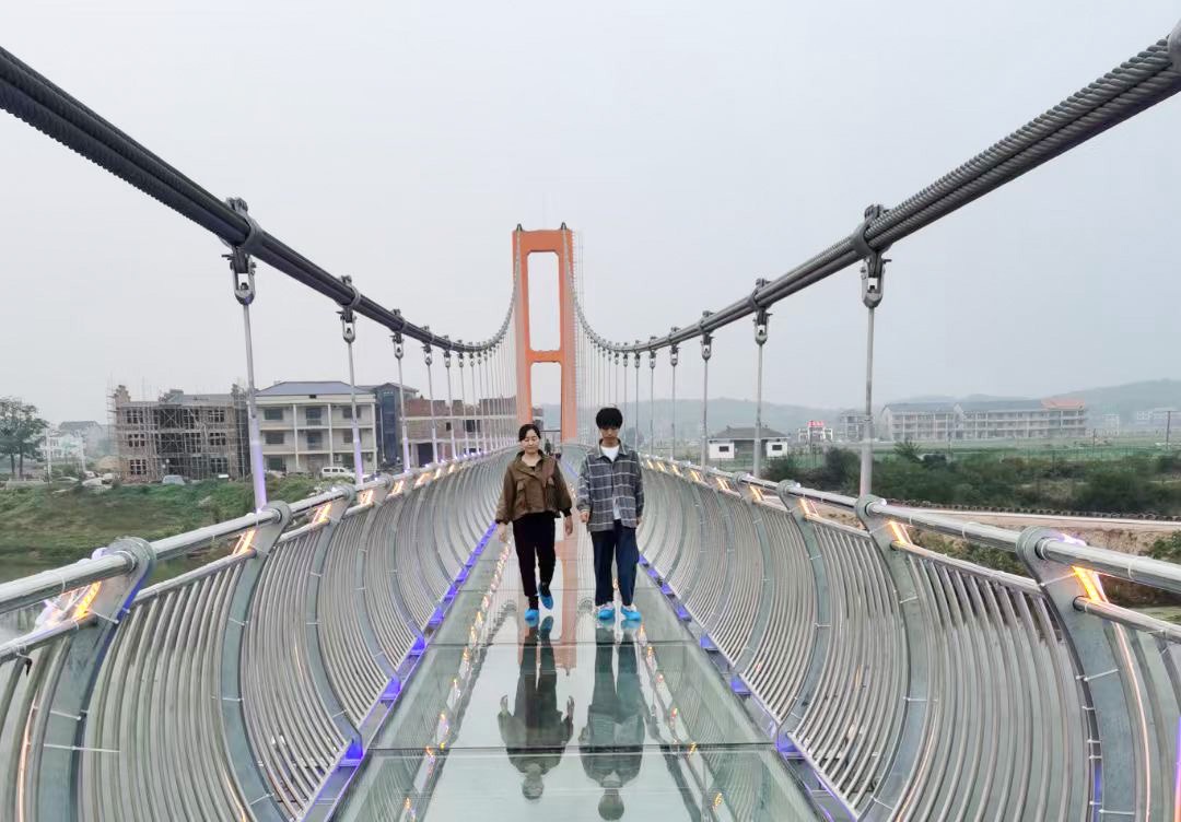 站在玻璃桥上,高空的独特视角,让清花湾美景一览无余